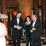 Gäste des Ball des Weines 2014 in der Empfangshalle des Wiesbadener Kurhauses